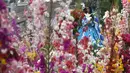 Sebuah patung Bunda Maria diarak saat festival tahunan Panchimalco Flower and Palm Festival di Panchimalco, San Salvador (6/5). Acara ini untuk menghormati santo pelindung mereka yang dikenal "Fiesta de las Flores y Palmas". (AFP/Marvin Recinos)