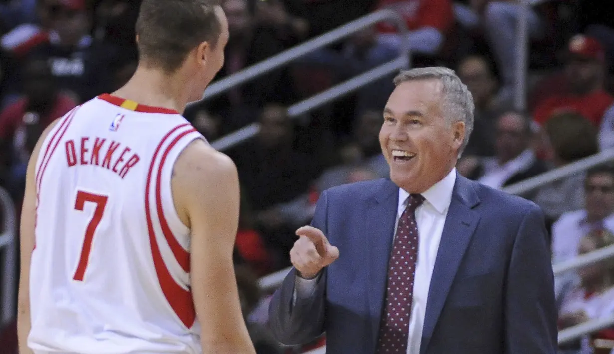 Pelatih Houston Rockets, Mike D'Antoni tertawa saat berbincang dengan anak asuhnya Sam Dekker #7 pada laga NBA melawan Lakers di Toyota Center, Houston, (08/12/2016).  (AP/George Bridges)