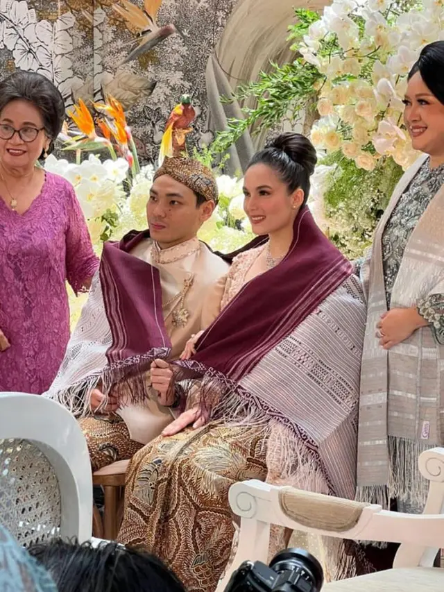 Potret Chelsea Islan Resmi Dilamar Rob Clinton, Tampil Anggun Berbalut Kebaya Jawa