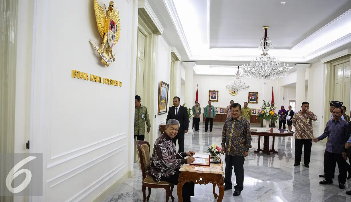 Wakil PM Malaysia Ahmad Zahid Hamidi menulis buku tamu usai salat jumat dengan Wapres JK di Istana Wapres, Jakarta, Jumat (18/9/2015). Wapres JK dan Wakil PM Hamidi melaksanakan salat Jumat bersama di Masjid Baturrahman. (Liputan6.com/Faizal Fanani)