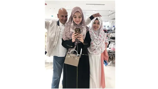 Zaskia dan ibu tirinya menghabiskan waktu dengan hangout bersama.