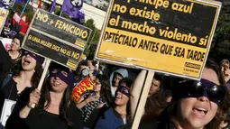 Anggota organisasi feminis membawa poster saat menggelar aksi memperingati Hari Internasional untuk Penghapusan Kekerasan terhadap Perempuan di Valparaiso, Chile, Rabu (25/11). (REUTERS/Rodrigo Garrido)