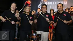 Sekjen PDIP, Hasto Kristiyanto (kedua kanan) usai memukul drum sebagai simbol dibukanya Banteng Music Festival 2016 di kawasan SCBD, Jakarta, Senin (14/3/2016). (Liputan6.com/Herman Zakharia)