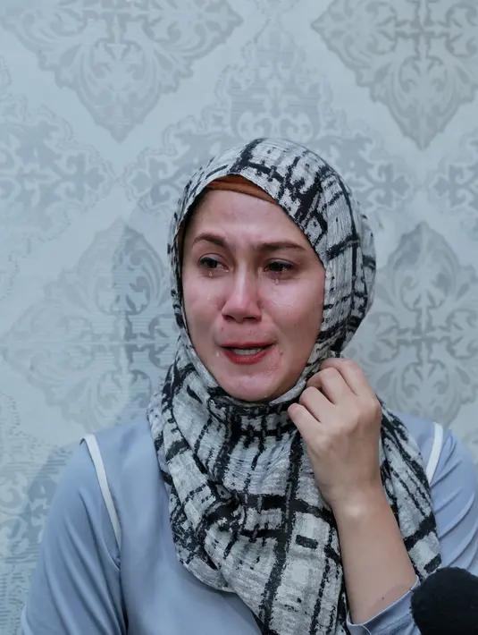 H. Zumarnis Zein (76) ayah Marini meninggal dunia pada Kamis (16/6/2016) siang di Rumah Sakit Angkatan Darat Gatot Subroto, Jakarta akibat menderita komplikasi beberapa tahun belakangan ini. (Adrian Putra/Bintang.com)