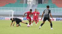 Aksi pemain Malut United, Yance Sayuri melewati bintang Dewa United, Alexis Messidoro dalam laga pekan ke-30 BRI Liga 1 2024/2025 di Stadion Pakansari, Bogor, Jumat (25/4/2025). (Dok. Malut United)