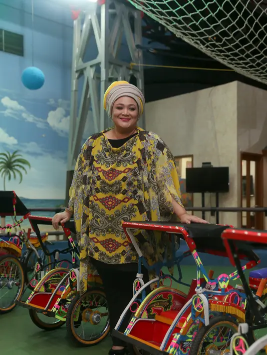 Saat dijumpai pada Senin (7/12/2015), Dewi Hughes mengatakan jika orangtua tidak boleh gaptek (gagap teknologi). Hal tersebut harus diantisipasi agar orangtua dapat memonitori anak-anak mereka. (Andy Masela/Bintang.com)