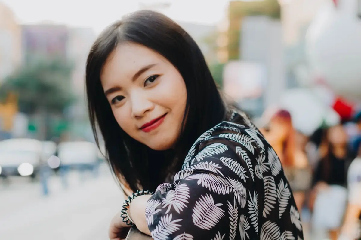 tersenyum bahagia santai kalem baik