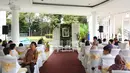 Kebahagiaan tengah dirasakan oleh pengantin baru itu. Disaat sedang menikmati indahnya menjadi pengantin baru, ada saja yang sengaja mengusik kebahagiaannya. (Daniel Kampua/Bintang.com)