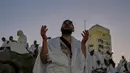 Seorang jemaah Muslim berdoa di puncak bukit berbatu yang dikenal sebagai Jabal Rahmah atau Gunung Rahmat, di Dataran Arafah, selama ibadah haji tahunan di dekat kota suci Mekah, Arab Saudi, Selasa 26 Mei 2026. (AP Photo/Altaf Qadri)
