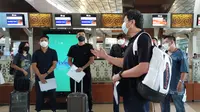 Tim bulu tangkis Indonesia di Bandara Internasional Soekarno-Hatta, Cengkareng, Banten, Senin (4/1/2021), saat akan bertolak ke Bangkok, Thailand. (foto: PBSI)