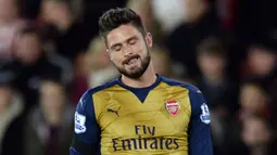 Pemain Arsenal, Olivier Giroud tampak sedih usai laga Southampton vs Arsenal di Stadion St Mary, Inggris, Sabtu (26/12/2015). Arsenal dihajar tuan rumah Southampton dengan skor telak 0-4. (Reuters / Alan Walter)