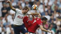 Duel pemain Tottenham Hotspur, Harry Kane (kiri) dan pemain Manchester United, Nemanja Matic pada semifinal Piala FA di Wembley stadium, London, (21/4/2018). MU menang 2-1. (AP/Frank Augstein)