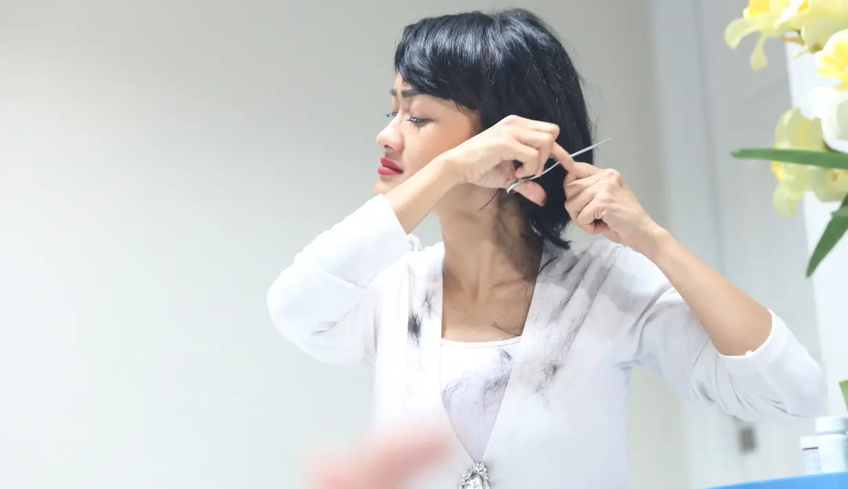 "Hari kanker kemarin ingin berbagi pada survivor kanker, bahwa saya ga egois. Rambut saya masih ada, bukan karena saya artis atau punya duit lebih. Hari ini akan potong rambut saya," ujar Jupe sambil terisak saat itu. (dok. Bintang)