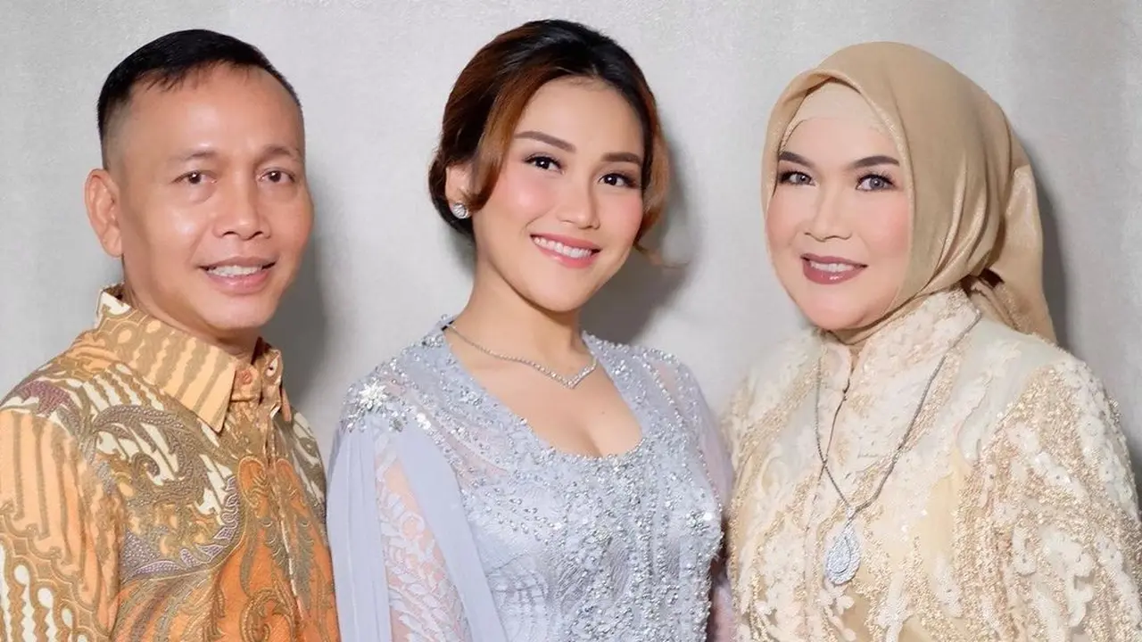 Perhiasan Ayah Rozak jadi sorotan di pernikahan Rizky Billar dan Lesti Kejora (https://www.instagram.com/p/CSvmRg4huDK/)