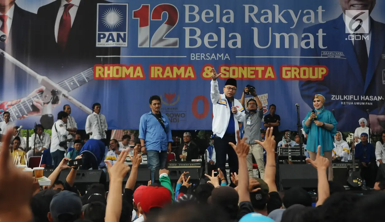 Ketum Partai Amanat Nasional (PAN), Zulkifli Hasan menyapa pendukung selama kampanye akbar Partai Amanat Nasional (PAN) di Sawangan, Depok, Kamis (27/3). Partai Amanat Nasional mengambil tema Doa dan Dendang Kemenangan.  (Liputan6.com/Herman Zakharia)