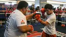 Petinju asal Filipina, Manny Pacquiao (kanan) berlatih selama sesi pelatihannya di sebuah gym di Kuala Lumpur, Malaysia (11/7). Manny Pacquiao dan Lucas Matthysse akan bertanding pada 15 Juli 2018. (AFP Photo/Mohd Rasfan)