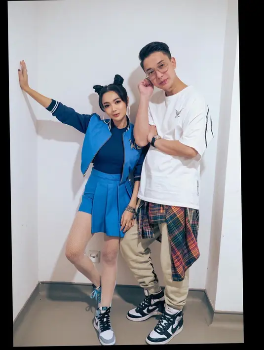 Seperti padu padan kaus dengan jaket varsity dan rok mini sampai flanel dan sweatpants plus sneakers yang sama. (Foto: Instagram @maxadamkamil)