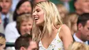 Penyanyi dan penulis lagu Inggris Mollie King bersiap menyaksikan hari keenam Kejuaraan Tenis Wimbledon 2019 di Royal Box on Centre Court di The All England Tennis Club di Wimbledon, London (6/7/2019). (AFP Photo/Glyn Kirk)