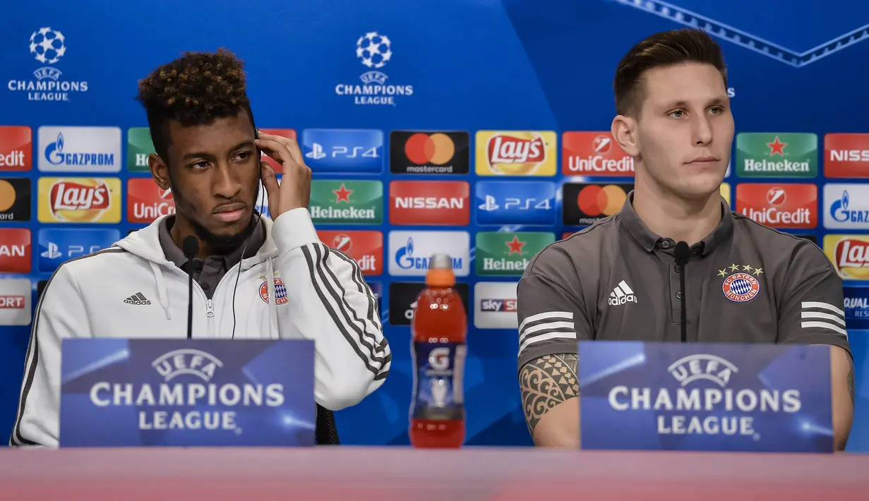 Pemain Bayern Munchen, Kingsley Coman, bersama Niklas Sule (kanan), menghadiri jumpa pers di Stadion Allianz Arena, Munchen, Senin (4/12/2017). Munchen akan menghadapi PSG pada laga terakhir grup B. (AFP/Guenter Schiffmann)