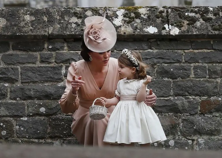 Kate Middleton memakai topi dan anting yang klasik. (sumber foto: cosmopolitan.com)