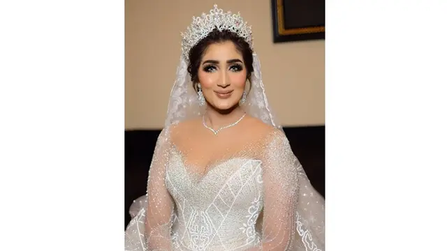7 Potret Resepsi Pernikahan Tania Nadira, Gunakan Gaun Bertabur Kristal Swarovski