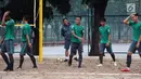 Penggawa Timnas Indonesia U-23, Osvaldo Haay (keempat kanan) tersenyum usai bermain takraw bersama di Lapangan Voli Pantai Kompleks Gelora Bung Karno, Jakarta, Rabu (17/1). Ini penyegaran pemain usai latihan. (Liputan6.com/Helmi Fithriansyah)