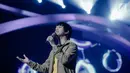 Aksi panggung vokalis D'Masiv, Rian saat tampil dalam Konser 100 Hari Menuju Asian Games 2018 di Studio 6 Emtek, Jakarta, Kamis (10/5). (Liputan6.com/Faizal Fanani)