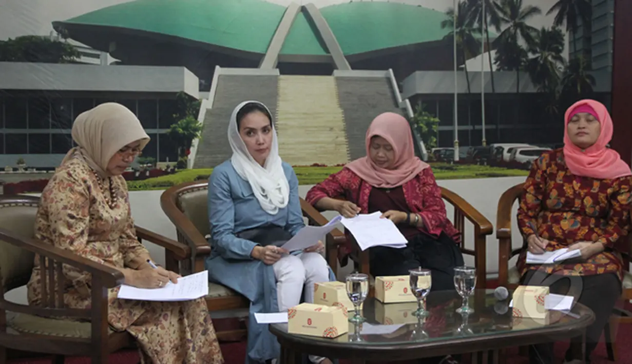 Rieke Dyah Pitaloka saat  mengikuti konfrensi pers, Jakarta, Jum'at (13/02/2105). Rieke berharap DPR dan DPD mengakomodir RUU Kekerasan Terhadap Perempuan masuk dalam Program Legislasi Nasional (Prolegnas). (Liputan6.com/Andrian M Tunay)
