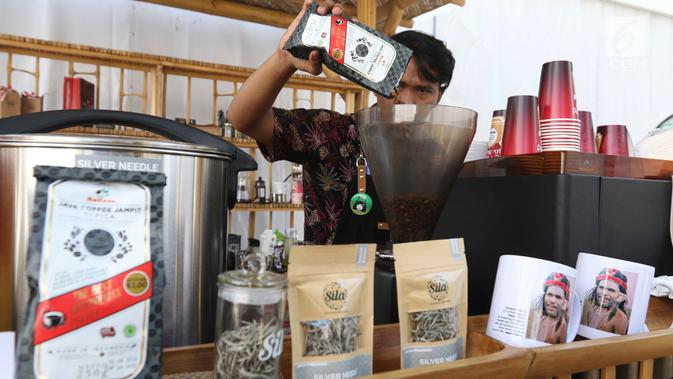 Barista meracik kopi Kopi Rollaas  milik Holding Perkebunan Nusantara (PTPN Group) di Indonesia Pavilion saat  IMF-World Bank 2018, Nusa Dua, Bali, Kamis (11/10). Kopi ini dapat dinikmati delegasi IMF-World Bank 2018. (Liputan6.com/Angga Yuniar)