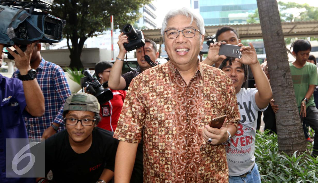 Dirjen Minerba Kementerian ESDM Bambang Gatot Ariyono diburu wartawan usai diperiksa KPK, Jakarta, Jumat (16/9). Bambang diperiksa sebagai saksi untuk tersangka Gubernur Sultra Nur Alam. (Liputan6.com/Helmi Afandi)