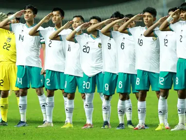 Seperti mendapat durian runtuh, Timnas Indonesia U-17 yang sebelumnya gagal lolos ke Piala Asia U-17 untuk memperebutkan tiket ke Piala Dunia U-17 akhirnya justru akan menjadi salah satu peserta putaran final Piala Dunia U-17. Kepastian itu didapat setelah FIFA memutuskan Indonesia akan menjadi tuan rumah ajang Piala Dunia U-17 2023 menggantikan Peru yang dinilai tidak siap dari segi infrastruktur. Skuad Timnas Indonesia U-17 pun menyambut gembira keputusan ini. Seperti 5 pemain berikut ini yang diprediksi akan menjadi andalan dan dinantikan aksinya dalam ajang dua tahunan yang terakhir kali diadakan pada 2019 di Brasil. (Bola.com/M Iqbal Ichsan)
