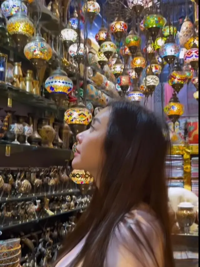 6 Potret Gaya Liburan Aura Kasih di Dubai, Nikmati Waktu Sendiri