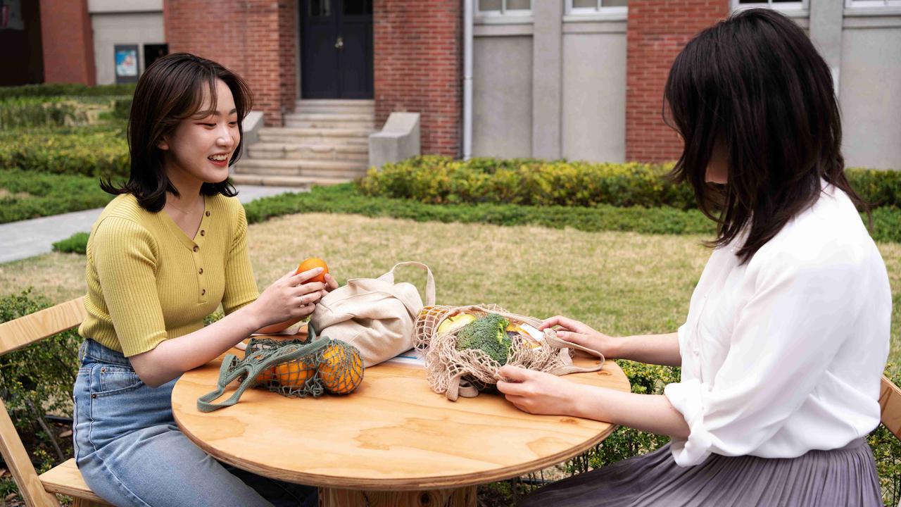 Ilustrasi bertemu dengan sahabat seminggu sekali