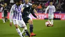 Aksi gelandang Real Madrid, Daniel Ceballos pada laga lanjutan La Liga yang berlangsung di Stadion Nuevo Jose Zorrilla, Valladolid, Senin (11/3). Real Madrid menang 4-1 atas Valladolid. (AFP/Cesar Manso)