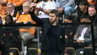 Manajer Manchester United, Michael Carrick, memberikan instruksi dari pinggir lapangan saat menghadapi Hull City dalam laga Premier League di MKM Stadium, Kingston upon Hull, Inggris, Sabtu (22/8/2026). Manchester United kalah 0-2 dari Hull City. (AFP/Paul Ellis)
