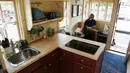 Meski mungil, rumah ini memiliki fasilitas layaknya rumah biasa, seperti kamar mandi, tempat tidur dan dapur, Colorado, Senin (4/8/14). (REUTERS/Rick Wilking)