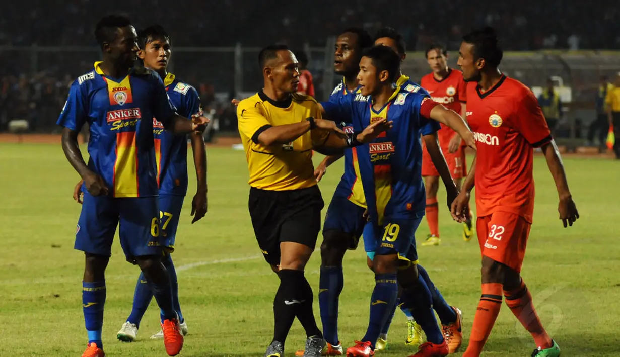 Sempat terjadi aksi protes dari pemain kedua kesebelasan kepada wasit Dodi SP yang memimpin laga antara Persija Jakarta dan Arema Cronus di Stadion GBK Jakarta, Minggu (4/5/2014). (Liputan6.com/Helmi Fithriansyah)