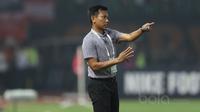 Pelatih Bali United, Widodo C Putro saat memimpin timnya melawan Persija  pada laga Liga 1 2017 di Stadion Patriot, Bekasi, Minggu (21/5/2017). (Bola.com/NIcklas Hanoatubun)