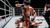 Petarung Filipina Lito Adiwang hanya butuh waktu 23 detik untuk mengalahkan bintang MMA divisi ONE Strawweight Indonesia Adrian Mattheis dalam ONE Friday Fights 34&nbsp;di Lumpinee Boxing Stadium Bangkok, Thailand, Jumat (22/9/2023) malam WIB. (foto: istimewa)