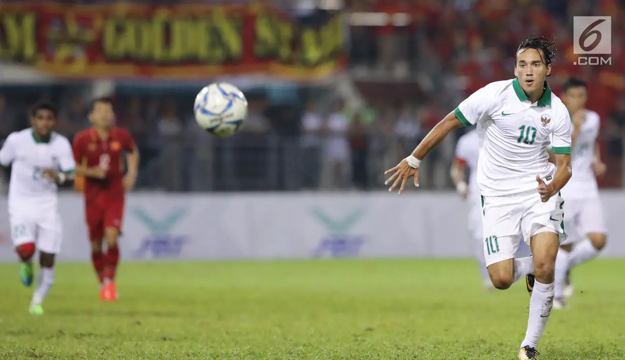 Pemain Timnas U-22, Ezra Walian mengejar bola pada laga grup B SEA Games 2017 melawan Vietnam di Stadion Selayang, Selangor, Malaysia, Selasa (22/8). Indonesia menahan Vietnam dengan tampil sepuluh pemain sejak menit ke-60. (Liputan6.com/Faizal Fanani)
