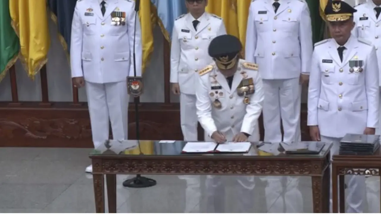Pj Gubernur Jawa Barat Bey Machmudin bersama Mendagri Tito Karnavian.