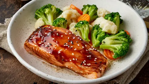 Sepotong salmon lada hitam dengan warna kecokelatan sempurna