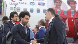 Penyerang Timnas Mesir, Mohamed Salah bersalaman saat tiba di Bandar Udara Internasional Grozny, Rusia (10/6). Pemain Liverpool ini masih dalam masa pemulihan cedera bahu yang dideritanya pada final Liga Champions. (AFP Photo/Karim Jaafar)