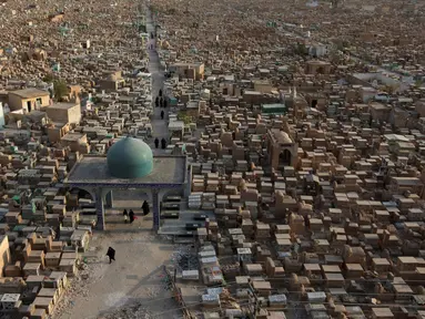Pemandangan pemakaman Wadi al-Salam dari atas, terlihat di Najaf, selatan Baghdad, Irak, 3 Agustus 2016. Pemakaman seluas 1.485,5 hektar sudah ada sejak 1.400 tahun lalu. (REUTERS/Alaa Al-Marjani)