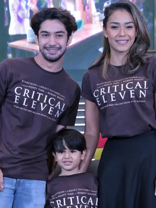 Melakukan adegan romantis di film tersebut lantaran keduanya berperan sebagai suami istri. Salah satunya adalah adegan ciuman  yang menurut Reza mengalir begitu saja dan tak merasakan kesulitan. (Adrian Putra/Bintang.com)