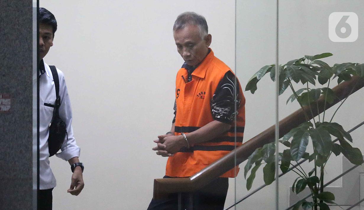 Tersangka kasus dugaan suap ijon proyek di lingkungan Pemerintah Kabupaten Bekasi, HM Kunang berjalan keluar Gedung Merah Putih Komisi Pemberantasan Korupsi, Jakarta, Rabu (8/4/2026). (Liputan6.com/Helmi Fithriansyah)