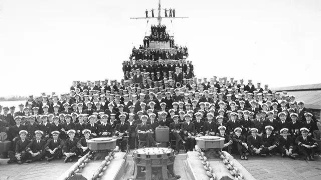 Awak HMS Perth (sumber: Kedutaan Australia di Indonesia)