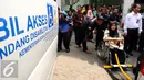 Seorang penyandang disabilitas bersiap masuk ke dalam mobil akses penyandang disabilitas bagi di Jakarta, Senin (28/12/2015). Mensos Khofifah memberikan bantuan sejumlah fasilitas penunjang penyandang disabilitas. (Liputan6.com/Helmi Fithriansyah)