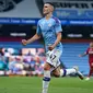 Gelandang Manchester City, Phil Foden berselebrasi usai mencetak gol ke gawang Liverpool pada pertandingan lanjutan Liga Inggris  di Stadion Etihad di Manchester, Inggris (2//7/2020). City menang telak 4-0 atas Liverpool. (AFP/Pool/Dave Thompson)