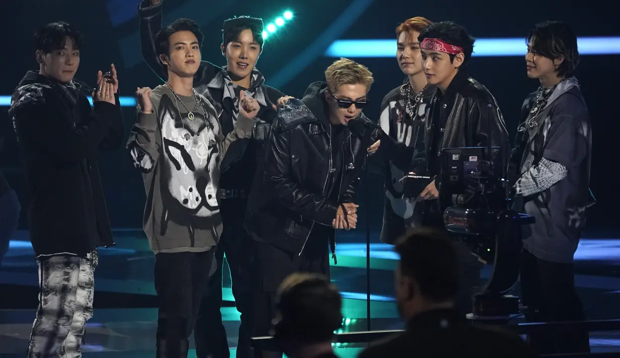 BTS mencetak rekor dengan kemenangan mereka di kategori Artist of the Year. BTS adalah penyanyi pertama dari Asia yang berhasil meraih piala Artist of the Year di AMA. (AP Photo/Chris Pizzello)